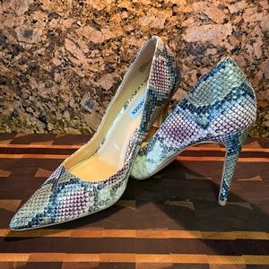 Steve Madden Snake print pumps